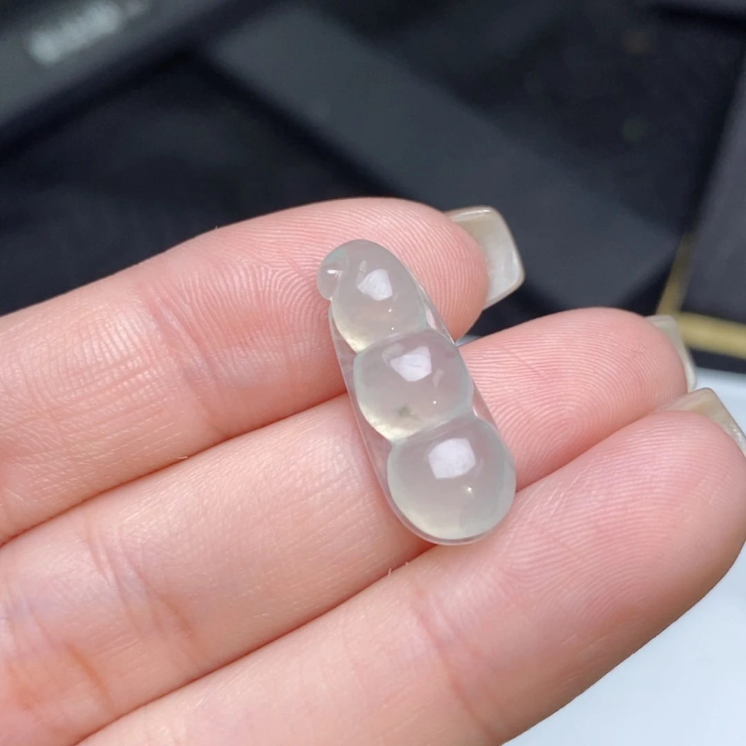 翡翠未镶嵌颈饰冰豆子