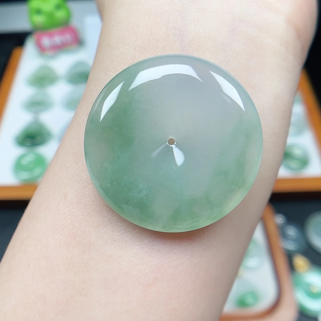 翡翠未镶嵌颈饰平安扣