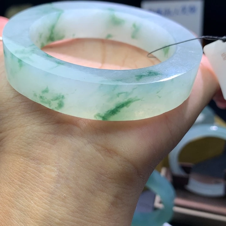 未镶嵌飘绿花定制翡翠