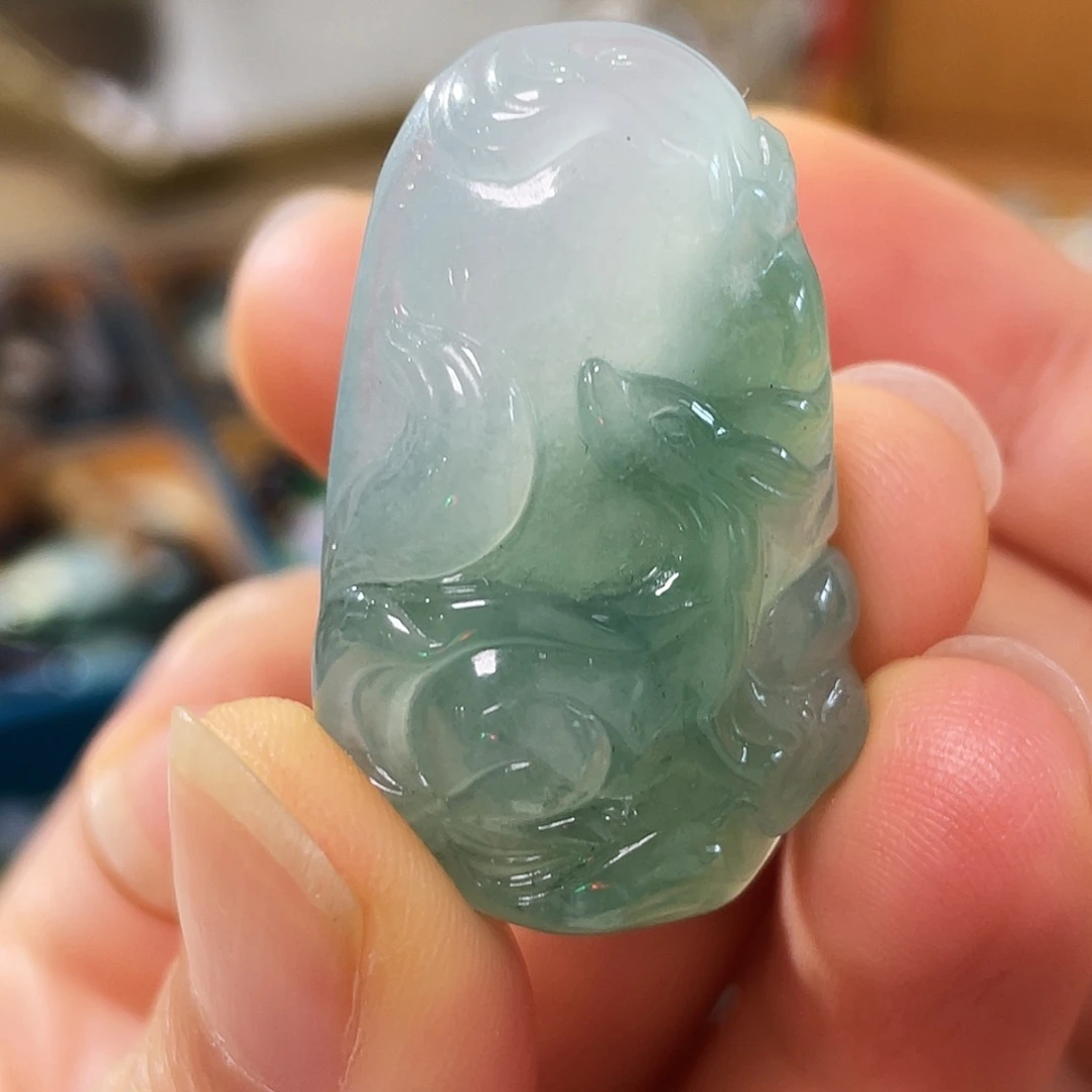 翡翠未镶嵌颈饰九尾狐