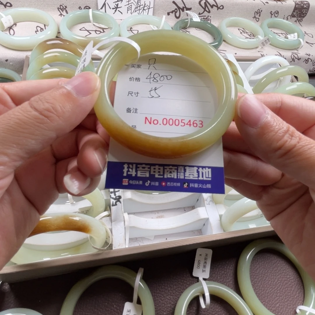 只***爱未镶嵌手镯和田玉