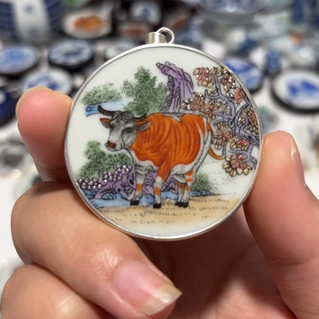 人***了瓷片精品挂件一个