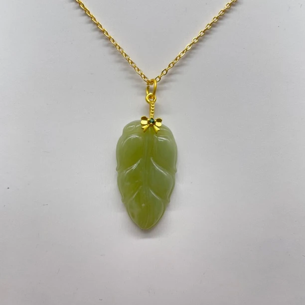 主播推荐纯天然高品质和田玉黄口料雕刻大叶有成吊坠玉石项链116