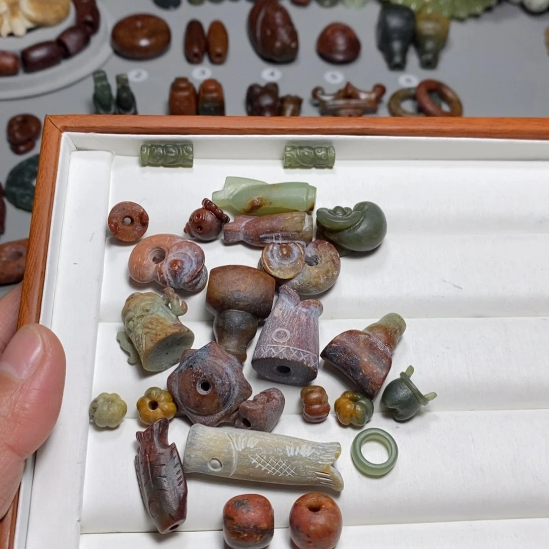 颈饰未镶嵌透闪石质玉⁽****⁾