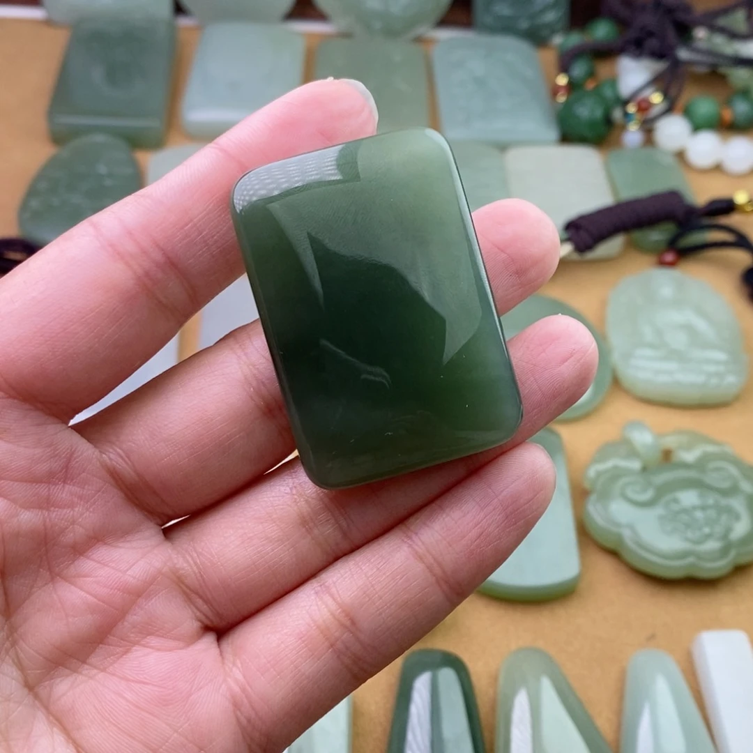 和田玉颈饰未镶嵌天****…微包容有结构色点