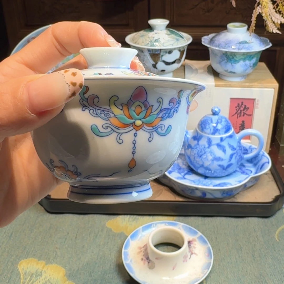 斗彩图案盖碗哦耶