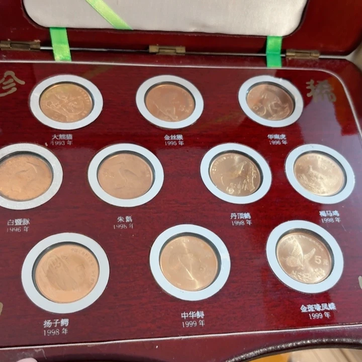 其他普通金属如图，木盒珍稀动物一套