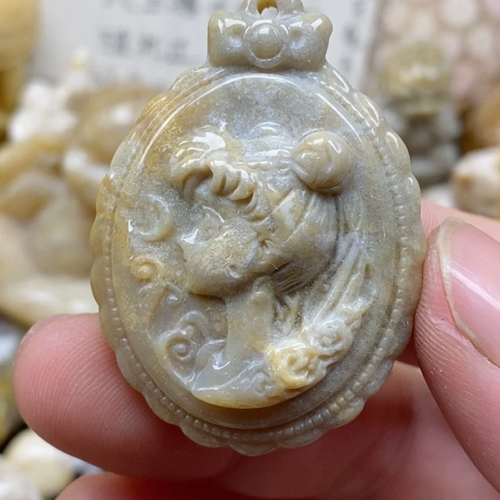 颈饰未镶嵌硅化珊瑚（珊瑚玉）