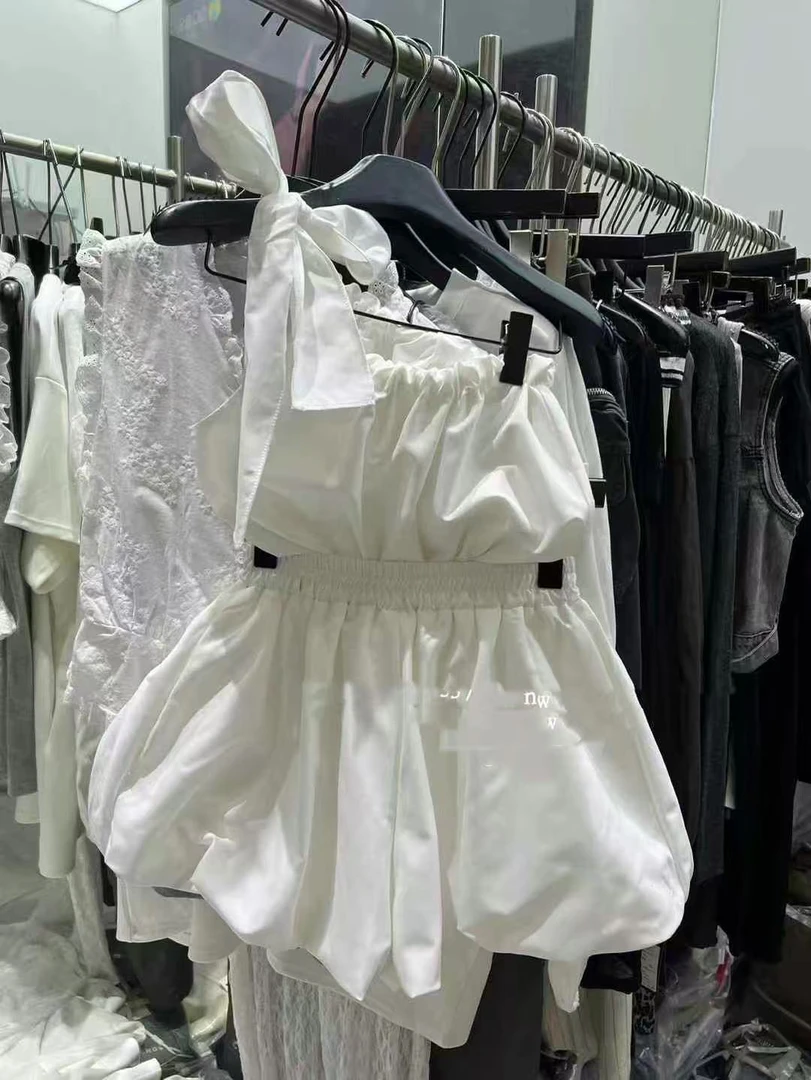 悠悠 洋气减龄时髦辣妹斜肩吊带上衣短裤套装