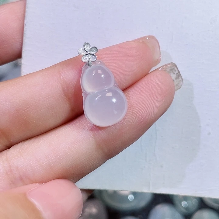 翡翠18K金镶嵌颈饰葫芦