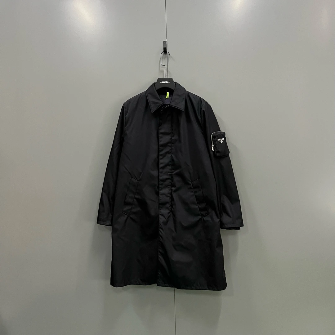 95新 Prada/普拉达 qq 黑色口袋三角标风衣 46码 604329
