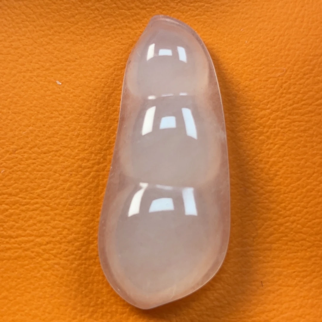 石英质玉未镶嵌颈饰福豆