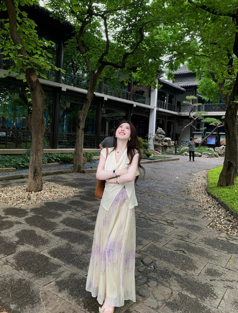 2025夏季新款法式温柔荡领短袖开叉别致上衣搭配超仙半身裙两件套