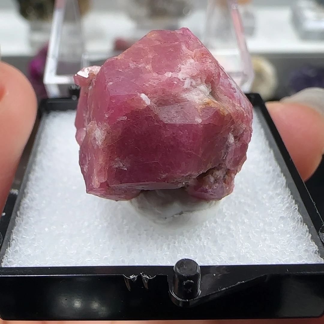 石材覆盆子钙铝榴石