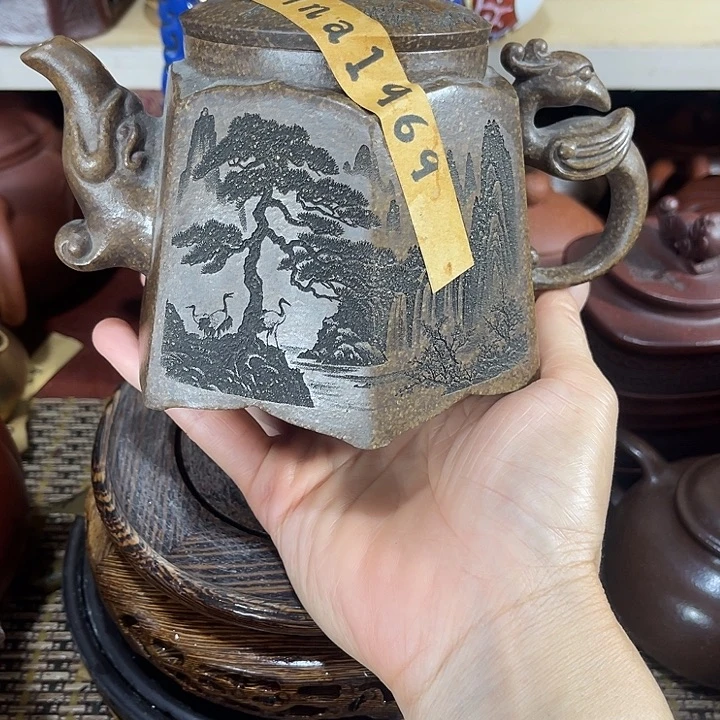 用***0茶壶紫砂原矿泥料手工制作的一把紫砂壶。