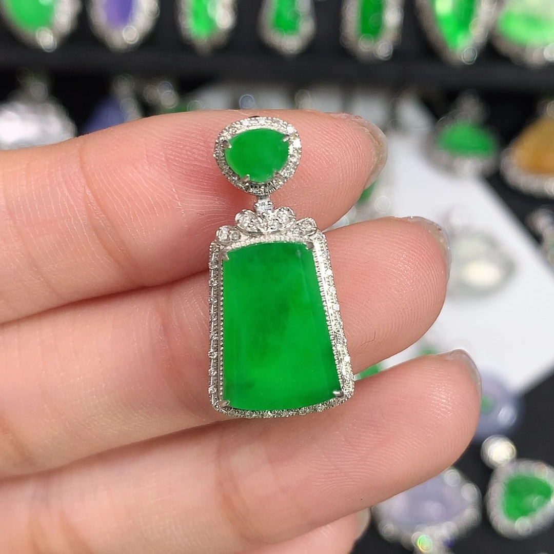 颈饰18K金镶嵌翡翠