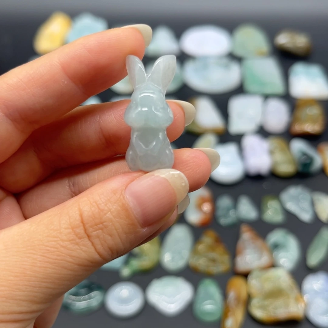 翡翠未镶嵌颈饰兔子