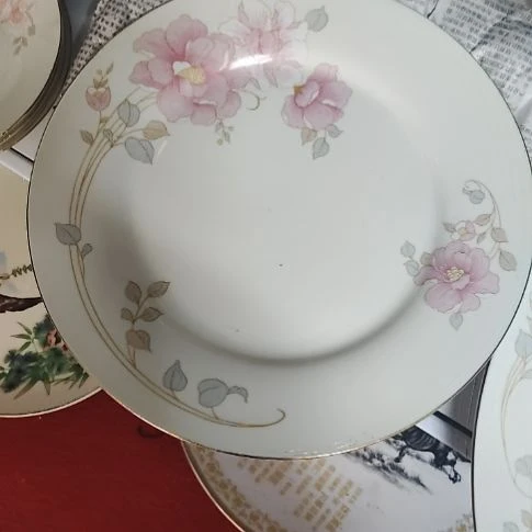 瓷片瓷片，各种摆件，均有瑕疵。沙锅！