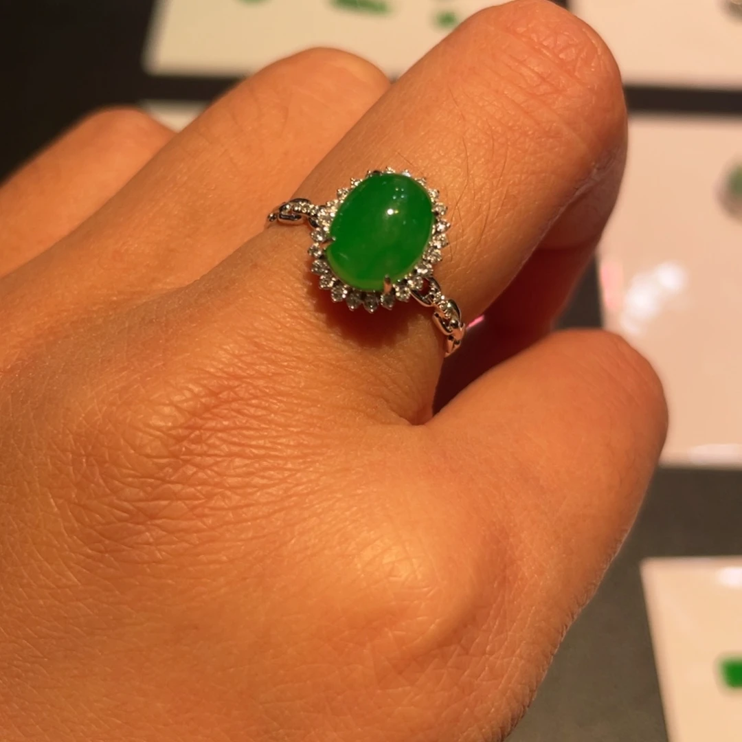 颈饰18K金镶嵌翡翠戒指