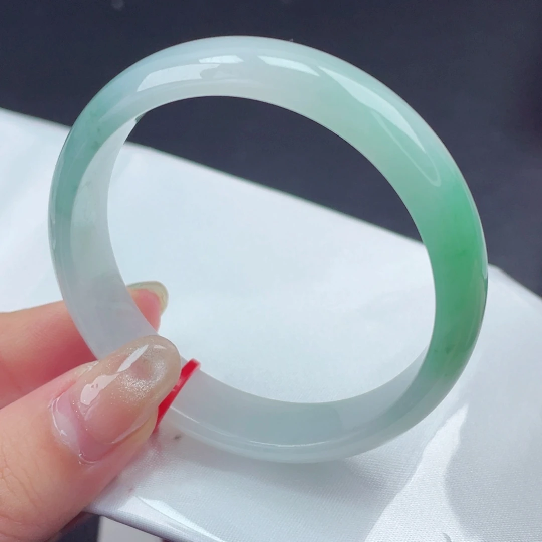 翡翠手镯未镶嵌52圈口