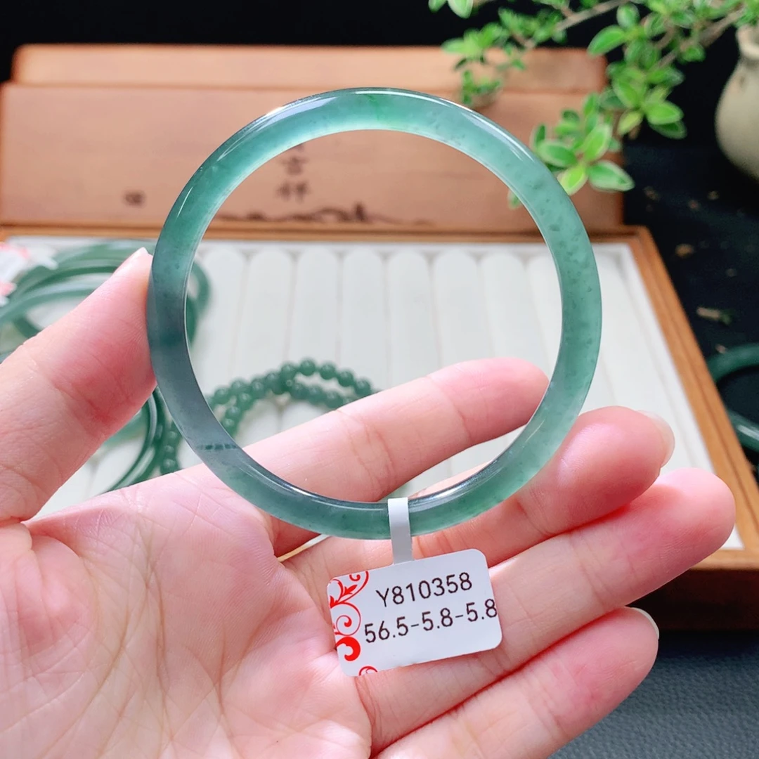 翡翠未镶嵌手镯（圆镯）