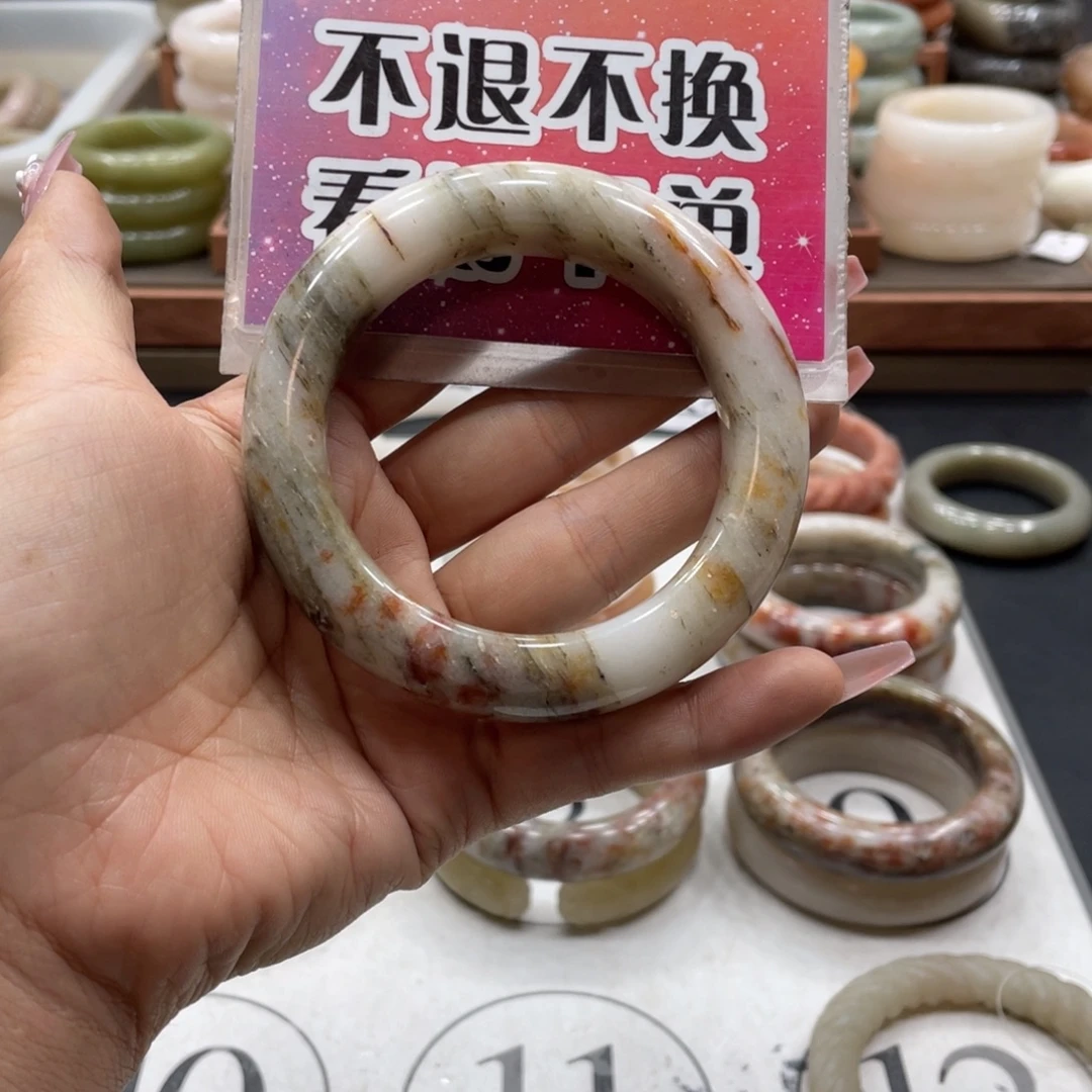 用***8石英质玉未镶嵌手镯
