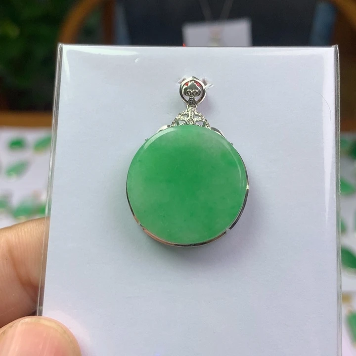 颈饰18K金镶嵌翡翠