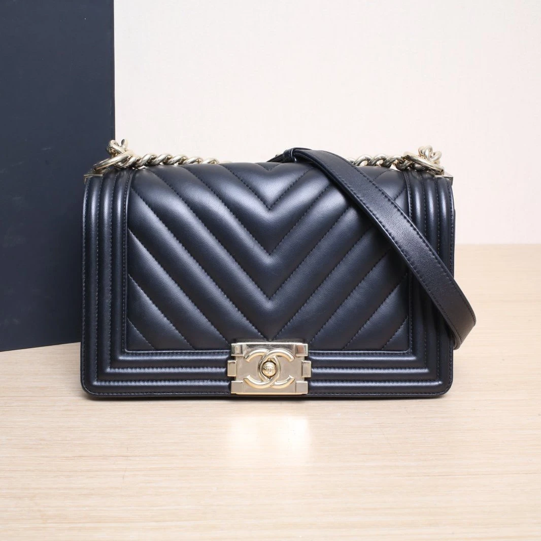 95新 Chanel/香奈儿 【黑黑】Leboy 中号 黑色 23开 金扣 V纹