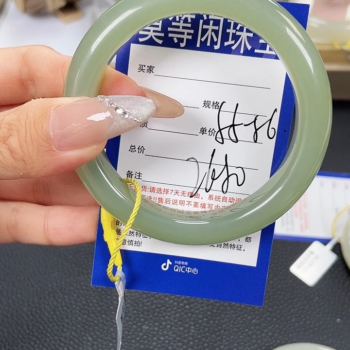 花***菲和田玉手镯未镶嵌