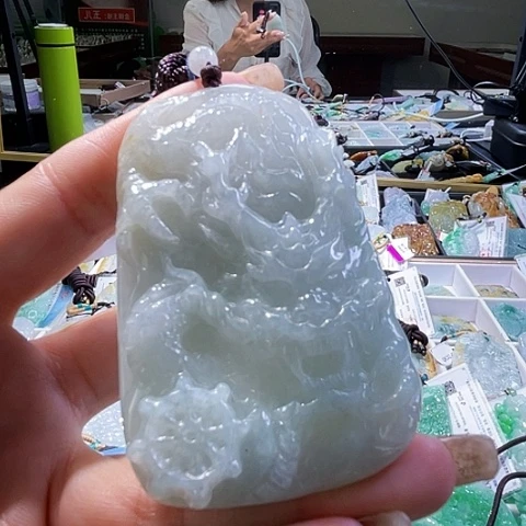 翡翠未镶嵌颈饰一个