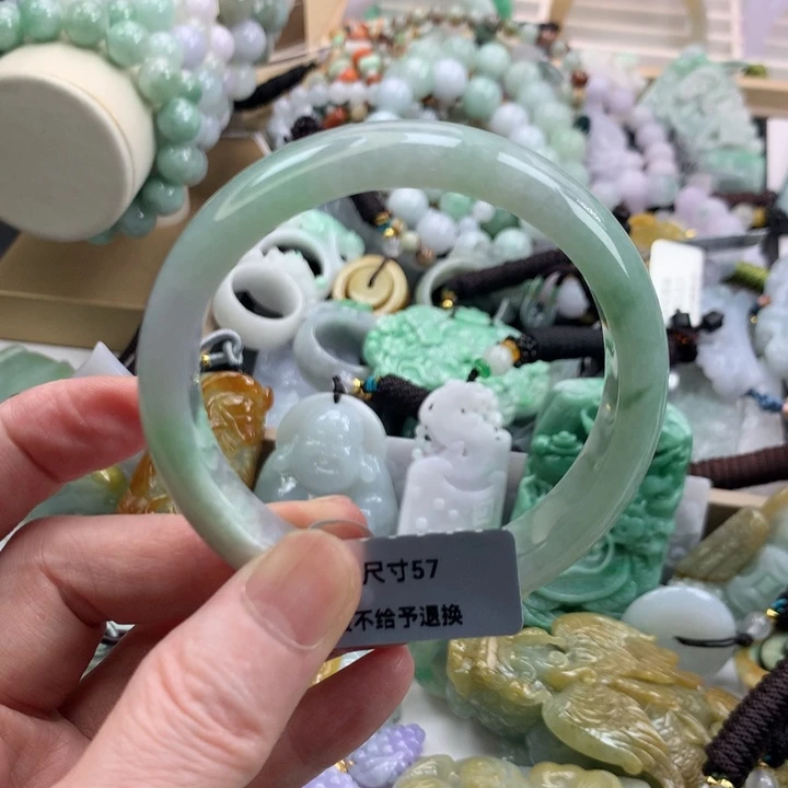 翡翠手镯未镶嵌吊坠