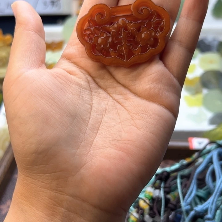 少***柿岫玉合金颈饰平安锁