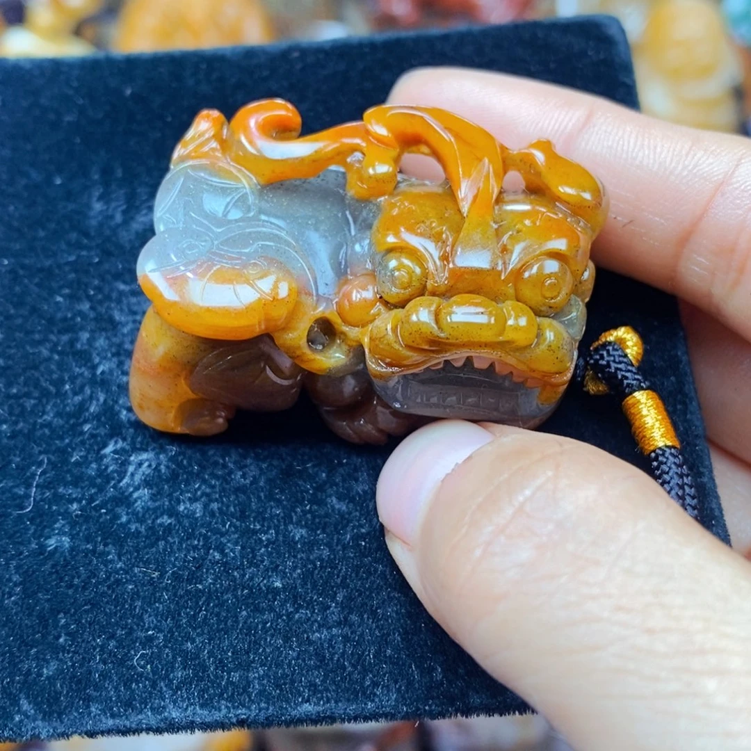 石英质玉（黄龙玉）未镶嵌颈饰