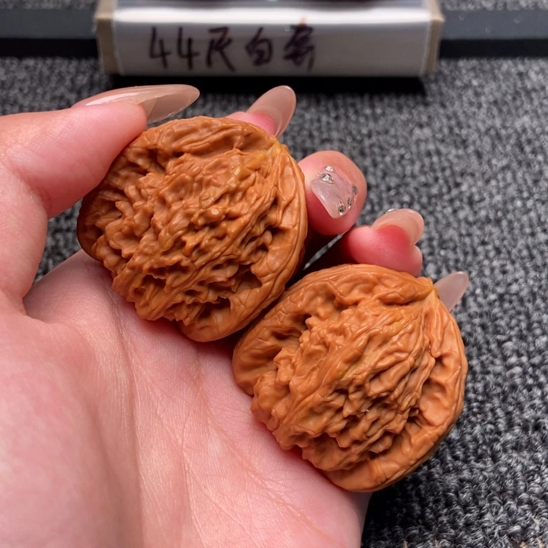 开***果木质类白狮子正奔