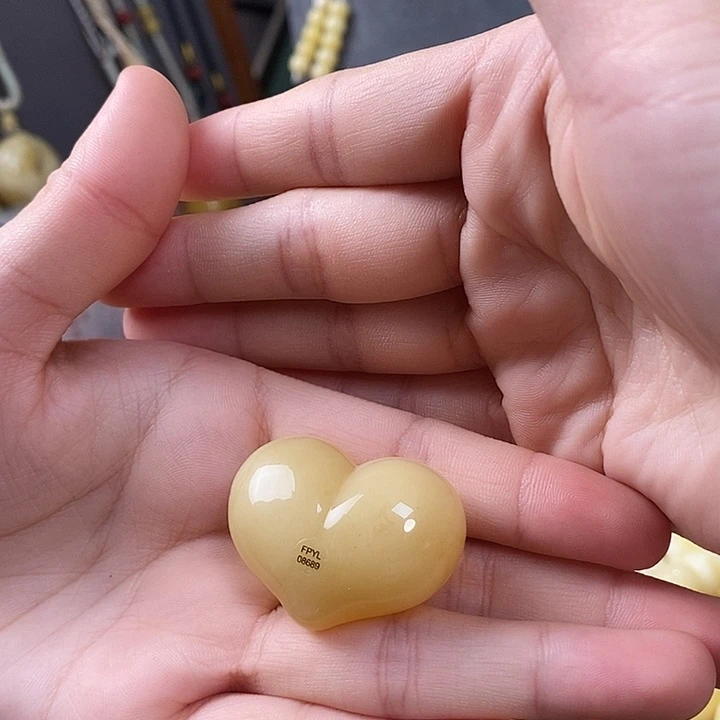 裸石琥珀未镶嵌屁桃