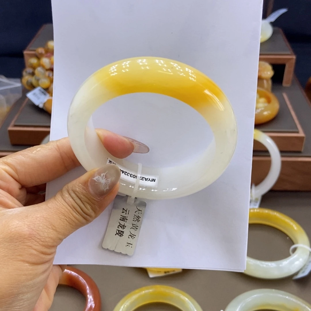 狮***抱石英质玉（黄龙玉）未镶嵌手镯阳阳