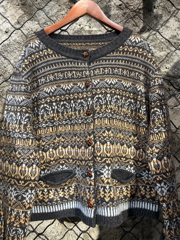 提花图案开衫毛衣