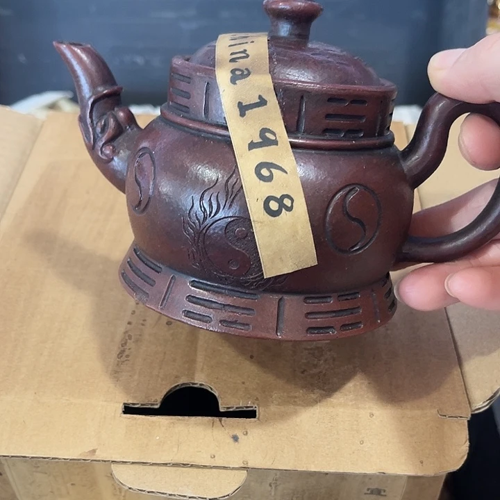 茶壶紫泥原矿泥料手工制作的一把紫砂壶。