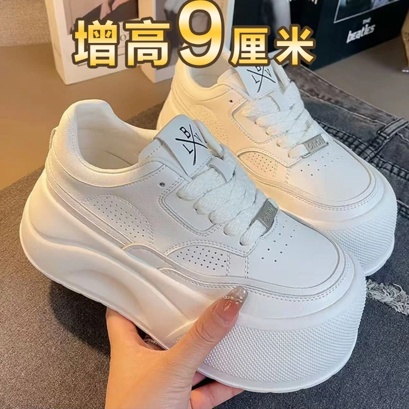 女2025年秋冬新款超火时尚小白鞋今年流行爆款厚底鞋小个子面包鞋