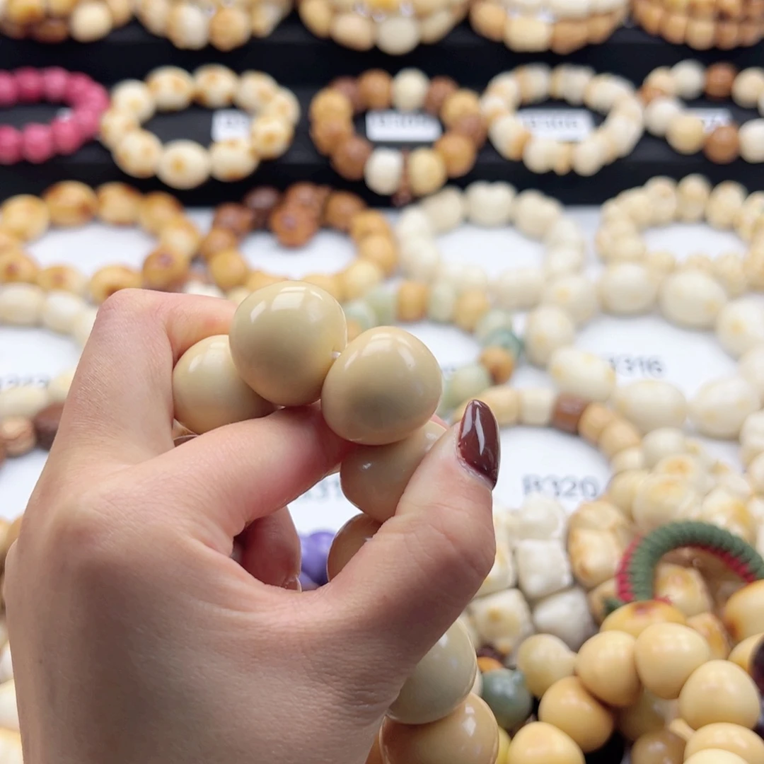 吊坠白玉菩提荞****我23-24风华色大肠两颗