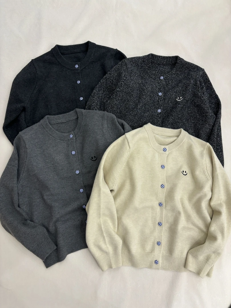 [王小二]158格子扣设计感笑脸简约圆领针织开衫外套