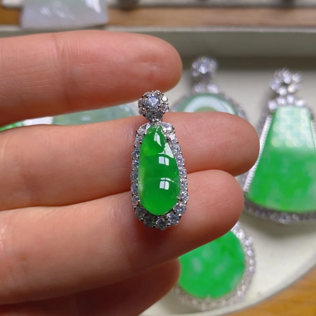 翡翠颈饰银S925镶嵌福豆吊坠