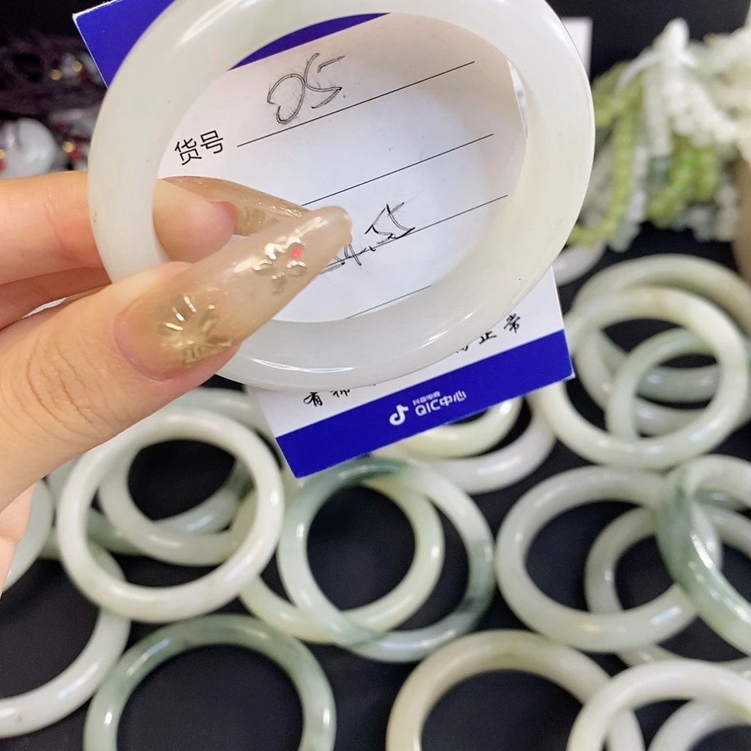 未镶嵌手镯石英质玉