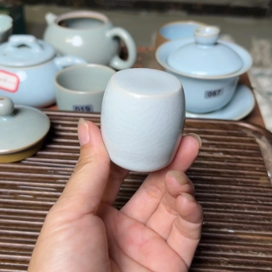 杯月白小鼓盖置开片瑕