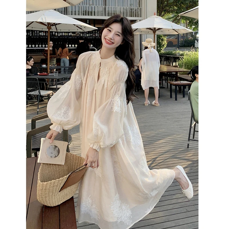 法式高级感刺绣慵懒浪漫复古宽松灯笼袖连衣裙子大裙摆长裙配腰带