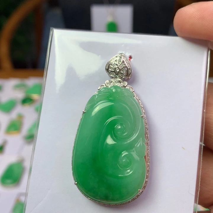 翡翠18K金镶嵌颈饰