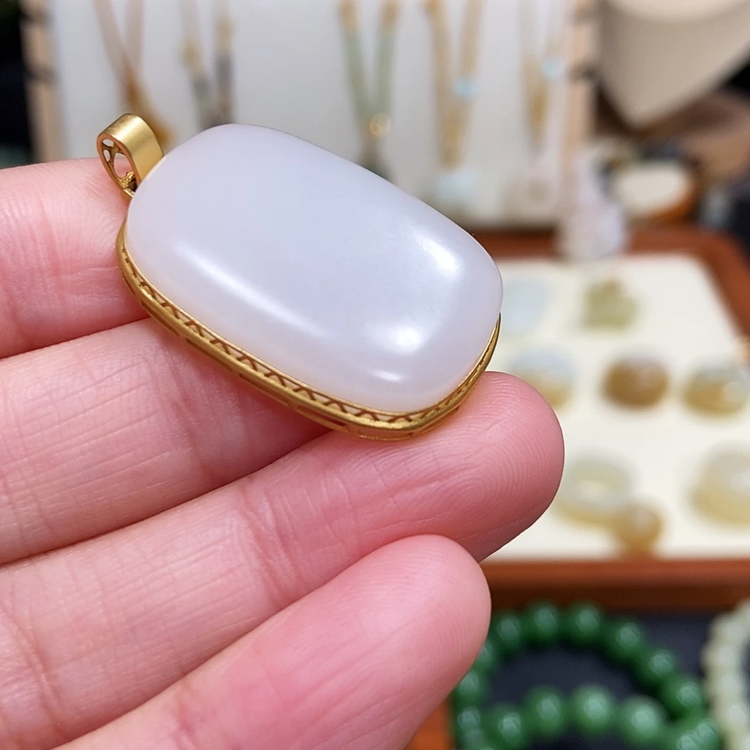 和田玉18K金镶嵌颈饰