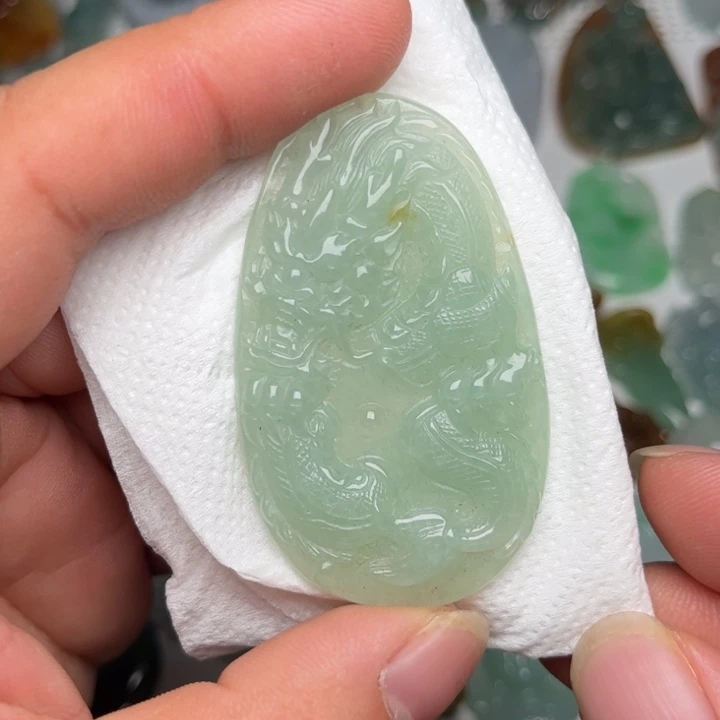 翡翠未镶嵌颈饰龙