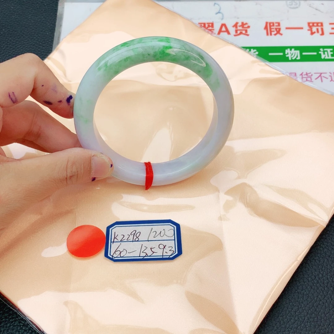 翡翠手镯未镶嵌翡翠