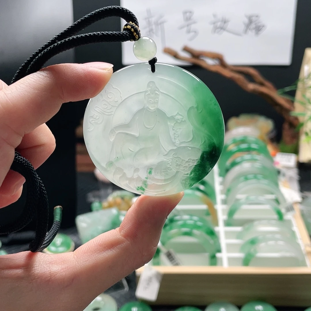出***沙未镶嵌吊坠石英质玉